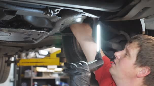 Automatisk Mekaniker Inspekterar Botten Och Upphängning Bil Garaget Professionell Reparatör — Stockvideo