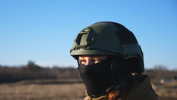 Dolly Ujęcie Ukraińskiej Armii Kobieta Kasku Kominiarka Patrząc Zachód Słońca — Wideo stockowe