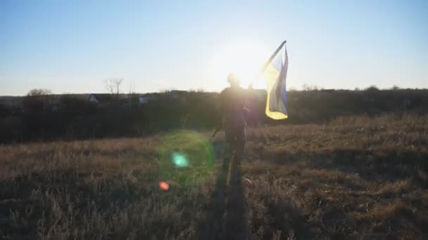 Male Soldier Ukrainian Army Runs Lifted National Banner Meadow Young — Stock Video