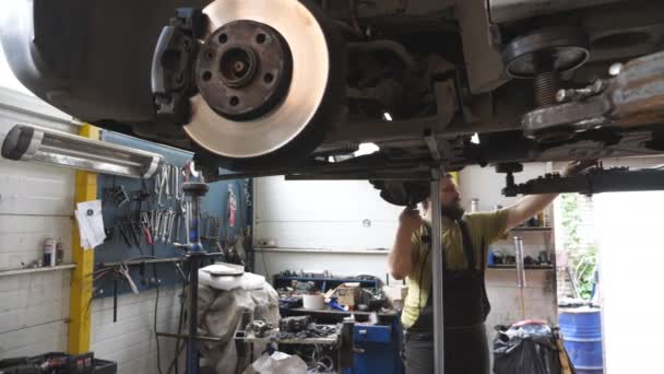 Naprawa Mechaniczna Samochodu Specjalnym Narzędziem Serwisie Samochodowym Lub Garażu Profesjonalny — Wideo stockowe
