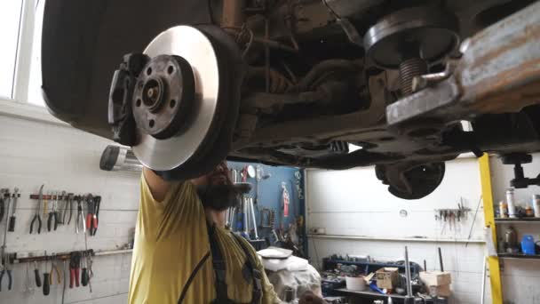 Mécanicien Automobile Fixation Suspension Une Voiture Garage Réparateur Barbu Professionnel — Video