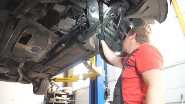 Mechanisch Werken Onder Een Hefvoertuig Bij Auto Service Professionele Reparateur — Stockvideo