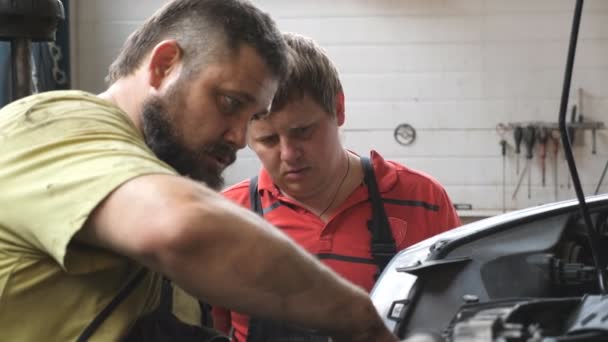 Profil Mekanikere Arbejder Med Bil Garagen Portrætter Reparatører Fastgørelse Køretøj – Stock-video