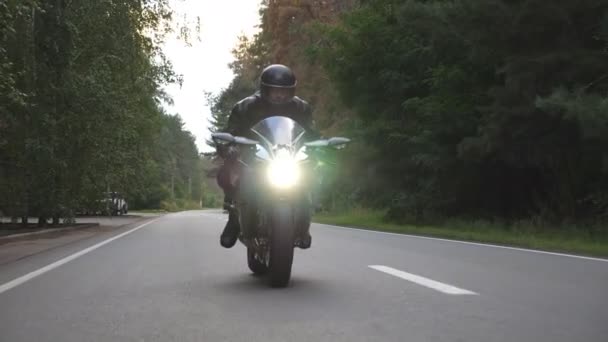 Férfi Lovaglás Modern Sport Motorkerékpár Vidéki Közelében Erdő Motoros Versenyez — Stock videók