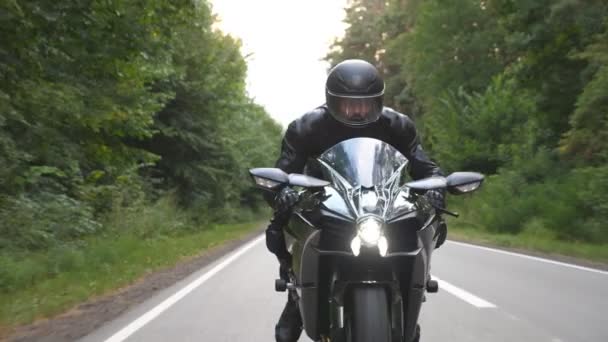 Cykelturer Modern Motorcykel Skogs Landsbygd Rutt Motorcyklist Resa Motorcykel Skogslandvägen — Stockvideo