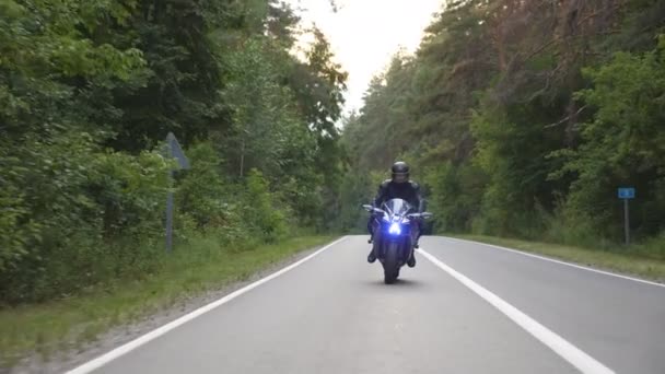 Motorozás Modern Sport Motorkerékpár Vidéki Erdei Úton Motoros Versenyzett Motorjával — Stock videók