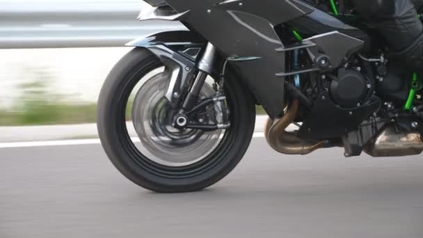 Ruota Moto Sportive Moderne Guida Veloce Autostrada Guida Moto Sulla — Video Stock