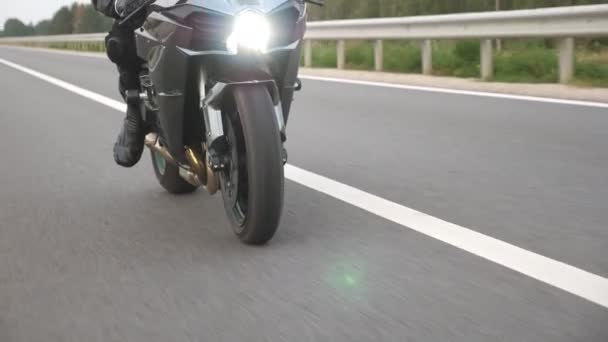 Motocicleta Dirigindo Rota Asfalto Roda Moto Esporte Moderno Andando Rápido — Vídeo de Stock