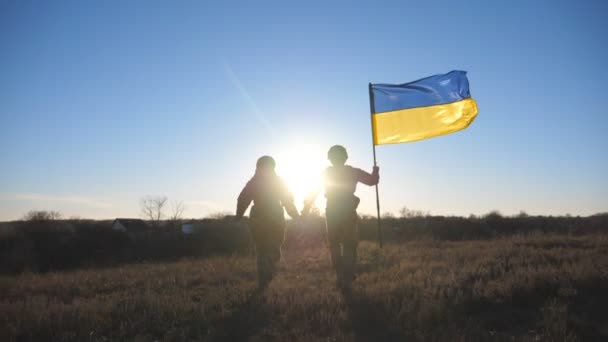 Wojskowa Para Ukraińskiej Armii Trzyma Się Ręce Podczas Joggingu Machającą — Wideo stockowe