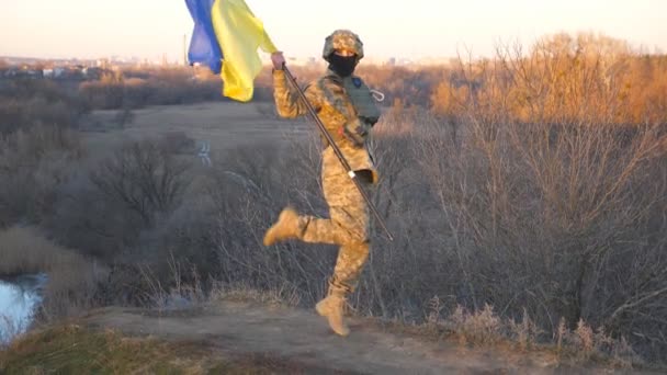 Ουκρανός Στρατιωτικός Που Χορεύει Αστεία Μπλε Κίτρινη Σημαία Στο Λόφο — Αρχείο Βίντεο