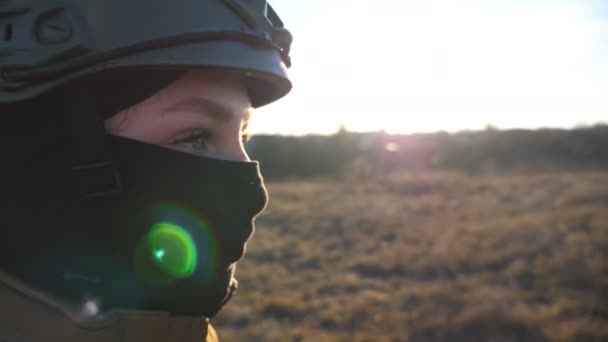 乌克兰女兵在野外行走的概况 身着军服头戴安全帽的女人在战场上乌克兰对俄罗斯侵略的胜利 抗入侵的概念 慢动作 — 图库视频影像