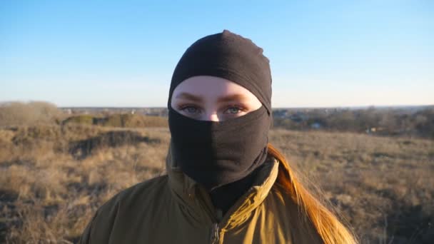 Портрет Жінки Українки Яка Дивиться Камеру Серйозний Вид Жінок Військовій — стокове відео