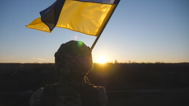 Dolly Colpo Maschio Soldato Ucraino Sollevando Bandiera Nazionale Collina Giovane — Video Stock