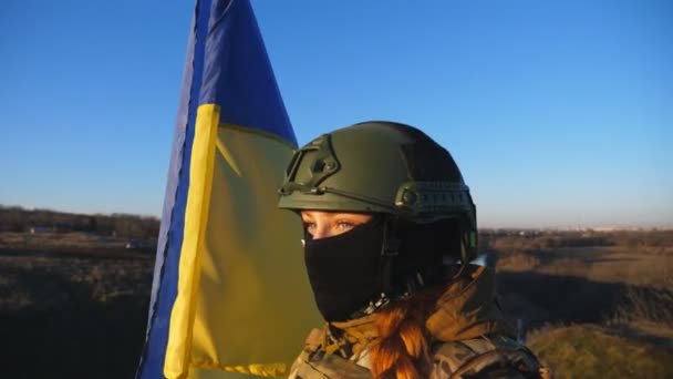 Ragazza Dell Esercito Ucraino Erge Con Bandiera Nazionale Sollevato Sullo — Video Stock