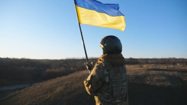 Dolly Tiro Soldado Exército Ucraniano Feminino Levantando Bandeira Colina Jovem — Vídeo de Stock