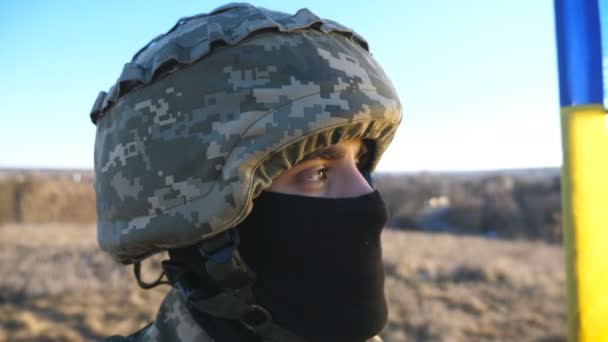 Junge Männliche Soldaten Blicken Hoffnungsvoll Auf Die Flagge Der Ukraine — Stockvideo