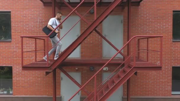 Zakenman Klimt Trap Van Een Zakencentrum Zelfverzekerde Man Formele Kleding — Stockvideo
