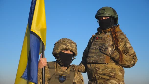 Военная Пара Украинской Армии Флагом Украины Позирует Перед Камерой Фоне — стоковое видео