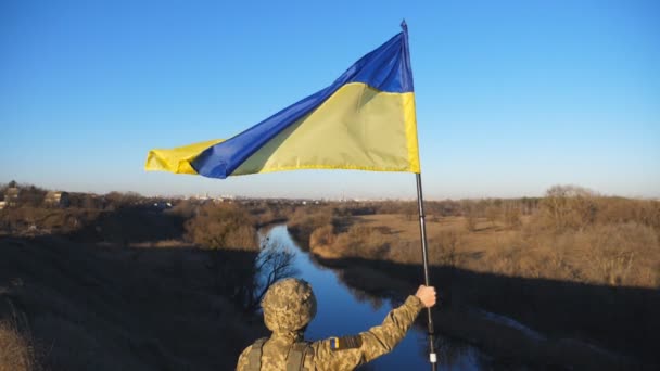 Soldado Exército Ucraniano Masculino Levantou Bandeira Azul Amarela Honra Vitória — Vídeo de Stock