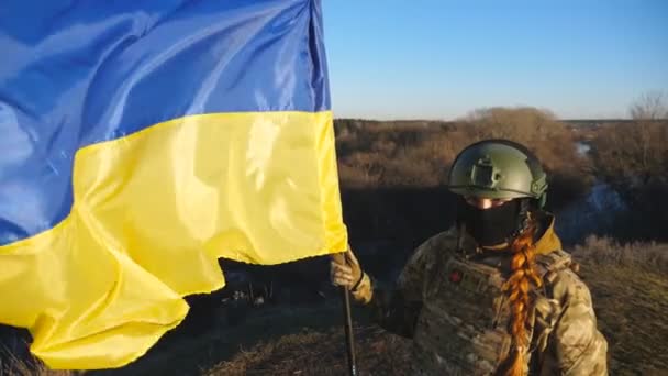 Молода Дівчина Камуфляжній Формі Тримає Помахуючий Прапор України Жіночий Військовий — стокове відео