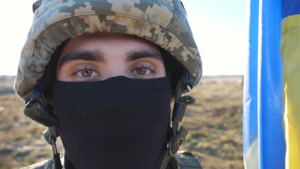 Kasklı Kar Maskeli Askerin Kameraya Bakan Kahverengi Gözlerini Kapat Kırsal — Stok video