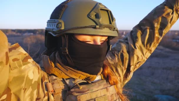 Cierra Los Ojos Azules Una Soldado Del Ejército Ucraniano Mirando — Vídeos de Stock