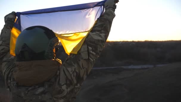 Dolly Schuss Von Mädchen Militäruniform Hisste Über Dem Kopf Ukraine — Stockvideo