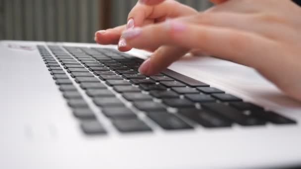 Dişi Eller Klavyeye Yazı Yazıyor Dışarıda Dizüstü Bilgisayarda Çalışan Tanınmayan — Stok video