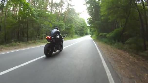 Следите Мотоциклистом Едет Мотоцикле Лесной Дороге Страны Человек Шлеме Гоняет — стоковое видео