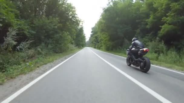 Sledujte Motocyklisty Jízd Motocyklu Lesní Cestě Muž Helmě Závodí Moderní — Stock video