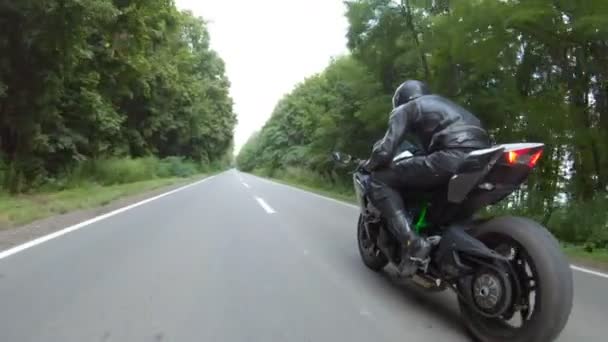 Volg Naar Motorrijder Rijdt Motorfiets Bosrijke Landweg Man Helm Racet — Stockvideo