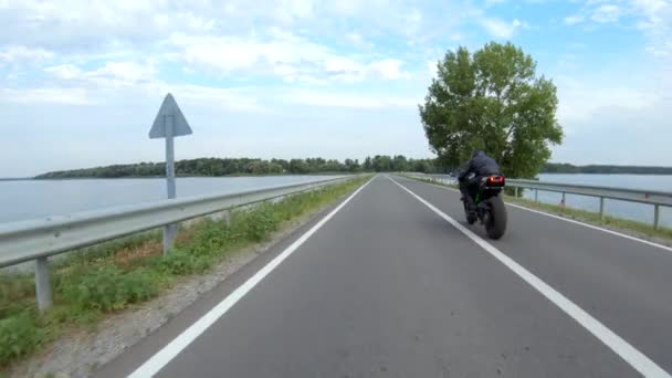 Cykling Modern Sport Motorcykel Genom Vägen Nära Sjön Motorcyklisten Tävlar — Stockvideo