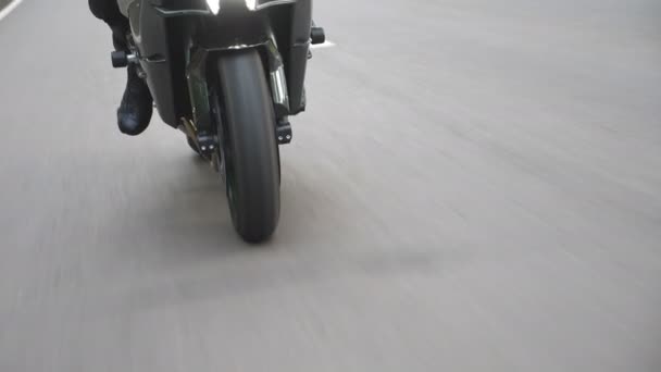 오토바이가 아스팔트 달리고 있습니다 현대의 스포츠카 오토바이의 바퀴가고 도로에서 빠르게 — 비디오