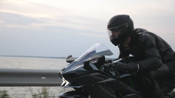 Közelkép Motoros Vezetés Motorkerékpár Közúti Utazás Során Közel Folyó Vagy — Stock videók
