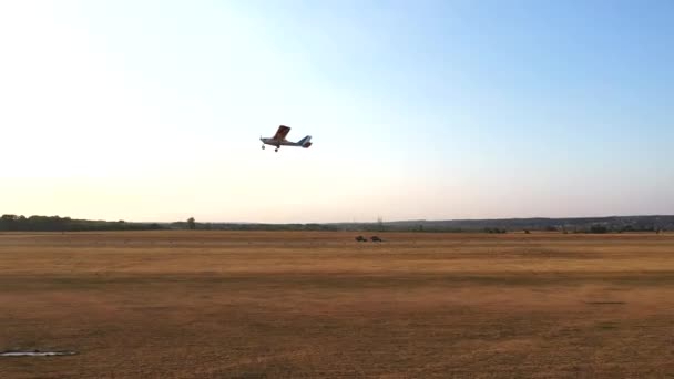 Mały Prywatny Samolot Przelatujący Nad Lotniskiem Rozbłyskami Słonecznymi Tle Lekki — Wideo stockowe