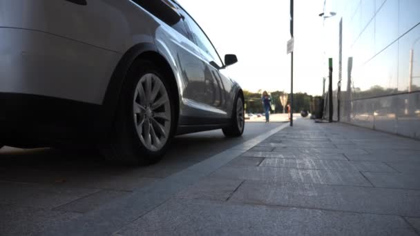 Fahrerin Kommt Zum Auto Und Öffnet Tür Für Geschäftsfrau Chauffeur — Stockvideo