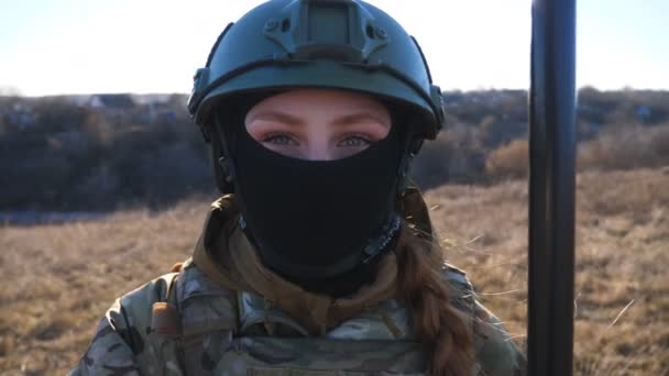 Feche Olhos Azuis Soldados Exército Ucraniano Olhando Para Câmera Vista — Vídeo de Stock