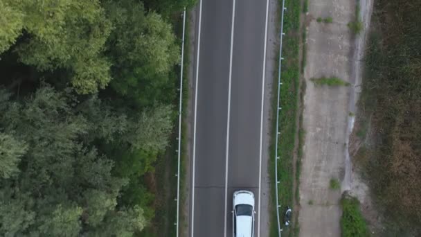 Вид Сверху Белый Автомобиль Проезжает Через Плотину Внедорожник Ездит Дороге — стоковое видео