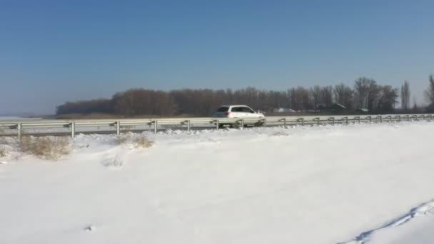 Luftaufnahme Eines Autos Das Durch Eine Verschneite Straße Der Nähe — Stockvideo