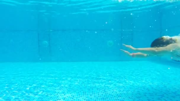 Widok Boku Seksownej Kobiety Nurkowanie Pływanie Pod Wodą Basenie Dziewczyna — Wideo stockowe