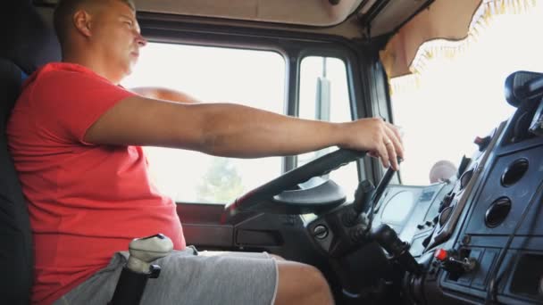 Trucker Håller Händerna Ratten Och Styr Bil Till Destinationen Lastbilschauffören — Stockvideo