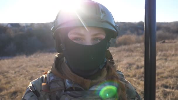 Cierra Los Ojos Azules Una Soldado Del Ejército Ucraniano Mirando — Vídeo de stock