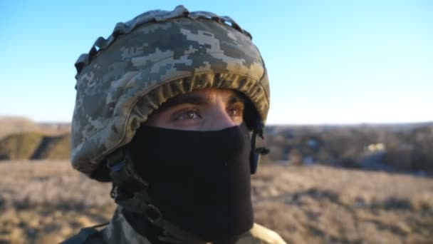 Portretul Unui Tânăr Militar Cască Balaclavă Țară Vedere Soldat Militar — Videoclip de stoc