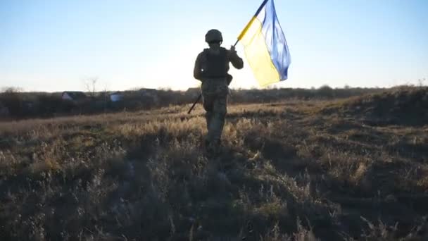 Male Soldier Ukrainian Army Running Lifted National Banner Field Young — Stock Video