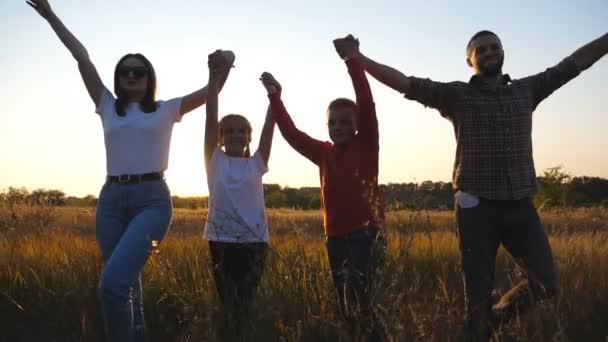 Glada Föräldrar Med Små Barn Genom Sommaren Gräs Fält Med — Stockvideo