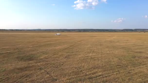 小型飞机从小机场的草地跑道起飞 轻型飞机在乡间跑道上起飞时起飞 超级运动型飞机从机场起飞 航空概念 空中景观 — 图库视频影像