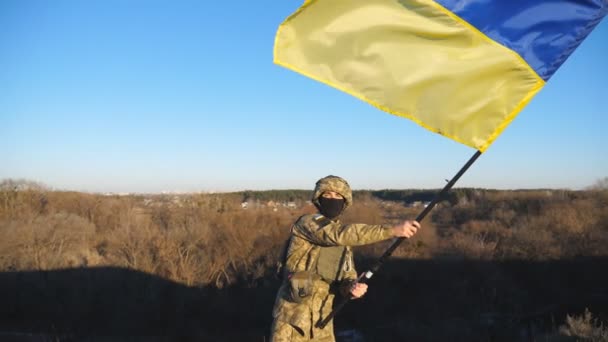 Άντρας Στρατιωτικός Στολή Κυματίζει Σημαία Της Ουκρανίας Στην Ύπαιθρο Νεαρός — Αρχείο Βίντεο