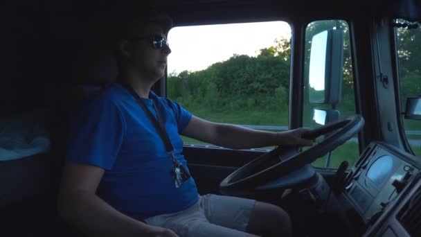Autista Camion Viaggio Verso Destinazione Attraverso Campagna Orario Serale Uomo — Video Stock