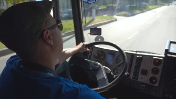Vue Sur Chauffeur Camion Méconnaissable Intérieur Cabine Chevauchant Sur Route — Video