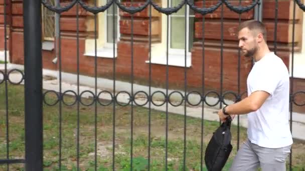 Молодой Человек Повседневной Одежде Проходит Городской Улице Бизнесмен Сумкой Смотрит — стоковое видео